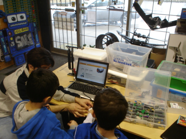 A picture of our LEGO MINDSTORMS NXT ROBOTICS workshop (Saturday morning)